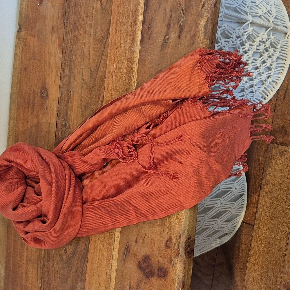 Elegant Tan Woven Bag with Red Scarf - Picture 2 of 5